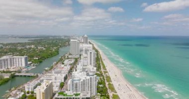 Deniz kıyısındaki yüksek binaların havadan panoramik görüntüsü. Otelleri ve tatil beldeleri olan modern şehir kenti. Miami, ABD