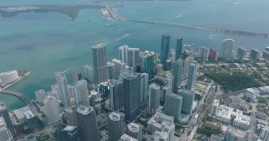 Modern yüksek binaların panoramik görüntüsü. Deniz kıyısındaki şehir merkezindeki bir grup gökdelen. Miami, ABD