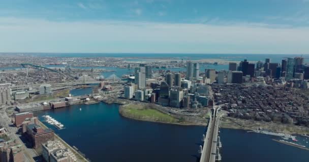 Vista panorámica aérea de la metrópolis. Ocupada carretera alrededor de Dan agua en el río Charles. barrios residenciales y rascacielos del centro. Boston, Estados Unidos — Vídeo de stock