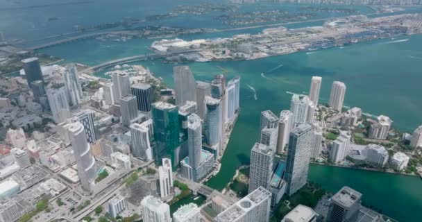 Aerial panoramic shot of downtown skyscrapers at Miami river estuary. Modern business town district. Miami, USA — ストック動画