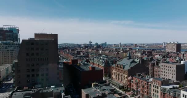 Antiguos edificios de ladrillos rojos en el barrio residencial urbano. Vuela por encima de la ciudad en un día soleado. Boston, Estados Unidos — Vídeo de stock