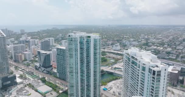 Удивительный вид с воздуха на современные высотные здания. Вокруг речных и городских кварталов на заднем плане - городские туалеты. Майами, США — стоковое видео