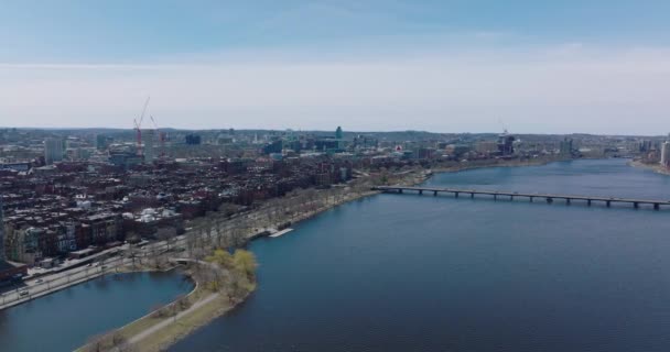 Luftaufnahme eines Wohn- und Industrieviertels entlang des Flusses Charles. Vielbefahrene mehrspurige Straße am Wasser. Boston, USA — Stockvideo