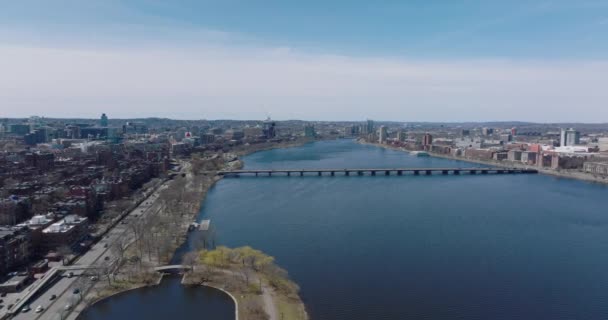 Fly above water surface. Amazing panoramic view of road bridge over wide Charles river at water dam. Boston, USA — Vídeo de stock