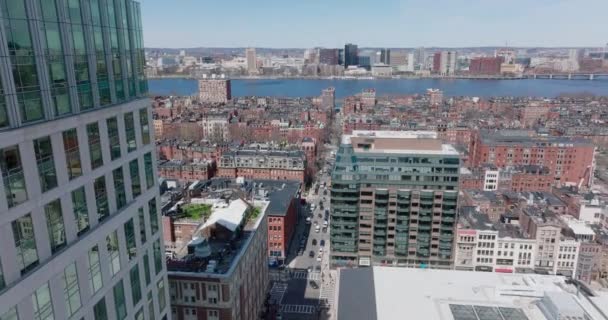 Woonwijk vanaf hoogte. Vlieg rond moderne hoogbouw, panoramisch uitzicht op rode bakstenen gebouwen en de Charles rivier de waterkant. Boston, Verenigde Staten — Stockvideo