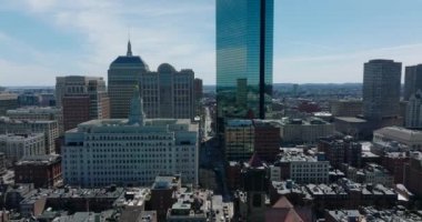 Modern John Hancock Kulesi ve Boylston Caddesi 'ndeki ikonik büyük binalar. Yerleşim alanındaki kiliselerin tersten ifşası. Boston, ABD