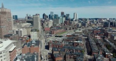 Şehrin gelişiminin ve arka plandaki binaların panoramik görüntüsü. Boston, ABD