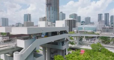 Şehirdeki yolcu taşımacılığı için otomatik sistem. Metromover tren istasyonu yerden yüksekte kalkıyor. Miami, ABD