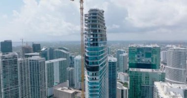 Gökdelen şantiyesinde çalışan uzun bir vinç. Havadan iş ya da konut kulelerinin görüntüsü. Miami, ABD