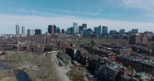 Filmato panoramico aereo di metropoli, case classiche in mattoni rossi e moderni grattacieli del centro sullo sfondo. Boston, Stati Uniti — Video Stock