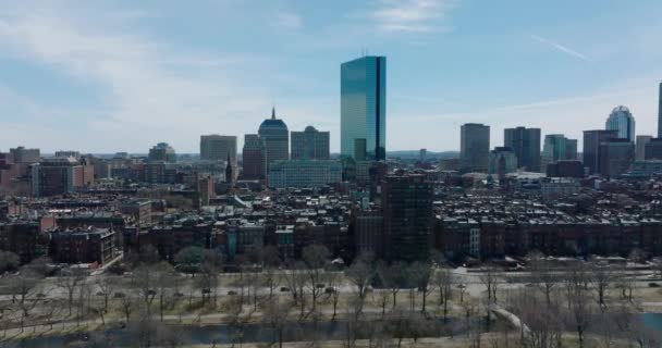 Летіть понад жвавою магістраллю на набережній і будівлями в житловому районі. Сучасні висотні офісні вежі на задньому плані. Бостон (США) — стокове відео