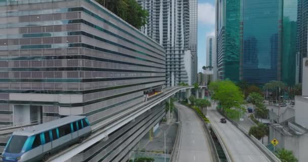 Futurystyczna dzielnica miasta z nowoczesnymi wieżowcami i automatycznym pojazdem szynowym transportu pasażerskiego. Metromover zatrzymuje się na stacji. Miami, USA — Wideo stockowe