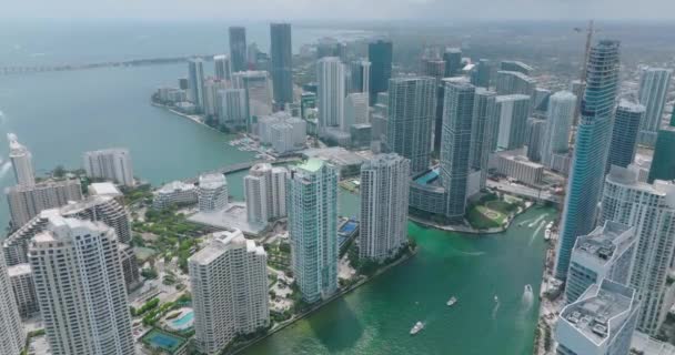 Scatto aereo discendente di gruppo di appartamenti di lusso o torri per uffici sul lungomare. Quartiere cittadino moderno. Miami, Stati Uniti — Video Stock