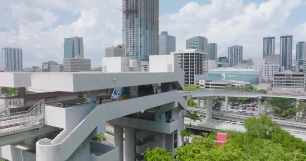 Şehirdeki yolcu taşımacılığı için otomatik sistem. Metromover tren istasyonu yerden yüksekte kalkıyor. Miami, ABD — Stok video
