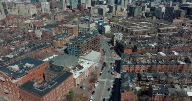 Kasırga binası olan şehir merkezinin yüksek açılı görüntüsü. Yukarı kaldır ve şehir merkezindeki gökdelenleri göster. Boston, ABD
