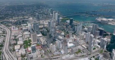 Metropolis 'teki yüksek binalar ve trafik altyapısı. Rıhtımdaki büyük şehrin hava panoramik görüntüleri. Miami, ABD