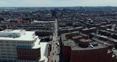 İleride büyük konutların üzerinde uçuyor. Yerleşim bölgesindeki eski kırmızı tuğladan apartman dairelerinin havadan görünüşü. Boston, ABD