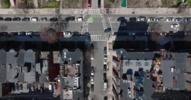 Mahalledeki çok katlı apartmanların en aşağıdan çekimleri. Çok yönlü ana yol açılıyor. Boston, ABD