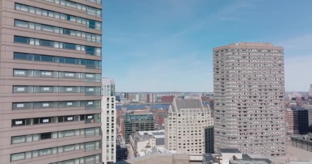 前方市内の高層オフィスビルの間を飛ぶ。チャールズ川のパノラマビューを明らかにする。ボストン,アメリカ — ストック動画