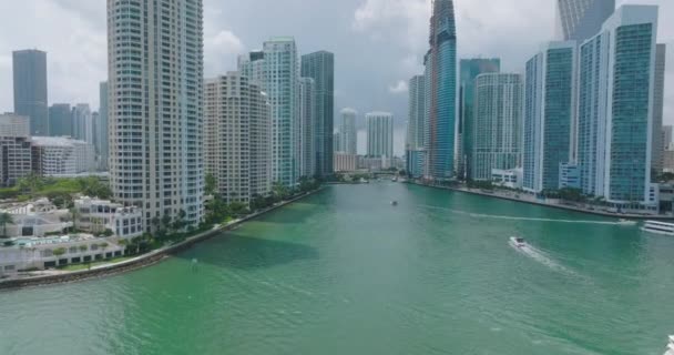 Impresionante vista del tráfico de barcos en el estuario del río Miami rodeado de modernos edificios de gran altura. Adelante vuelan a lo largo de lujosas torres residenciales. Miami, Estados Unidos — Vídeos de Stock