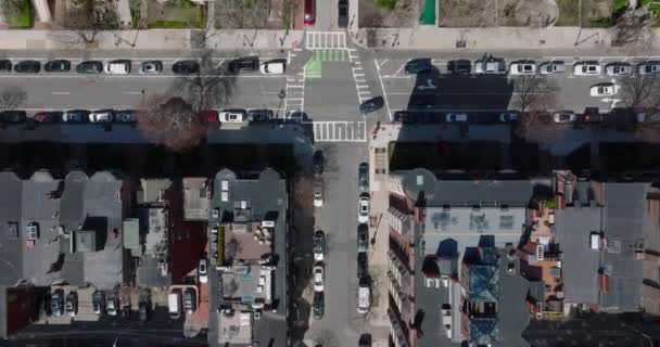 Top down tiro de casas de apartamentos de vários andares no bairro residencial. Revelando ocupado multilane tronco estrada. Boston, EUA — Vídeo de Stock