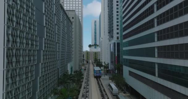 Metromover coches de transporte de pasajeros automáticos que pasan uno por el otro en las vías en el moderno barrio de lujo. Miami, Estados Unidos — Vídeo de stock