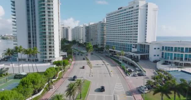 Modern kentsel ilçeden geçen anayol trafiği. Çok şeritli yolda giden arabaları takip ediyoruz. Miami, ABD — Stok video