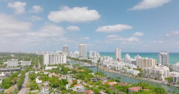 Vzestupný snímek luxusní obytné čtvrti a rekreačního komplexu na mořském pobřeží. Miami, USA — Stock video