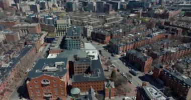 Yerleşim alanındaki kırmızı tuğlalı apartmanların kaydırak ve tava görüntüleri. Eğim modern yüksek katlı ofis binalarını gözler önüne seriyor. Boston, ABD
