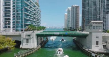 Nehrin yukarısındaki köprüden uç. Rıhtımdaki modern şehir merkezi kulelerinin görüntüsü. Miami, ABD