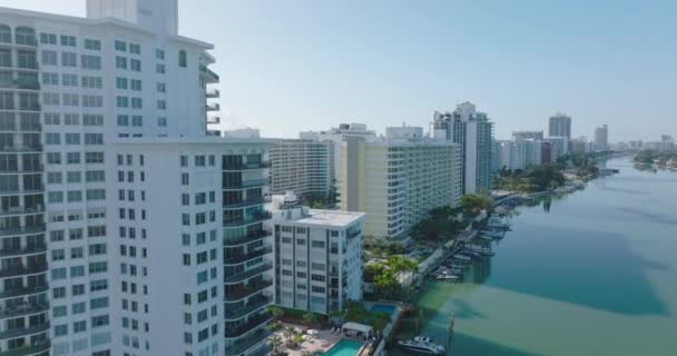 Nowoczesna dzielnica miejska z wielopoziomowymi luksusowymi budynkami apartamentowymi. Naprzód odkrywając wybrzeże morskie. Miami, USA — Wideo stockowe