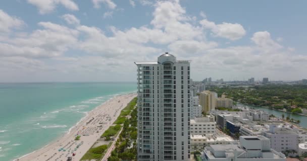 热带海岸沿线的一排多层住宅建筑。从空中俯瞰沙滩.美国迈阿密 — 图库视频影像