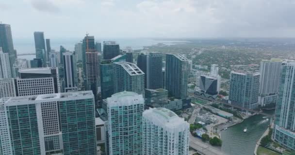 Moderni grattacieli con grandi finestre nel futuristico quartiere urbano. Vola sopra torri residenziali o uffici. Miami, Stati Uniti — Video Stock
