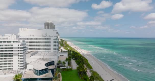 在豪华度假胜地上空飞行.一排排的多层楼房、公寓楼和旅馆。美国迈阿密 — 图库视频影像