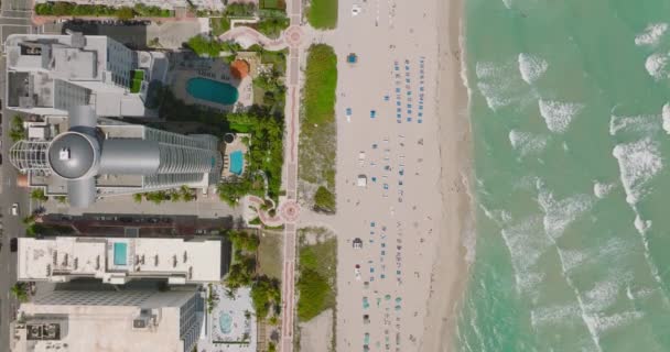沿着海岸飞行。海浪冲刷着沙滩海岸.从上往下看热带度假胜地.美国迈阿密 — 图库视频影像