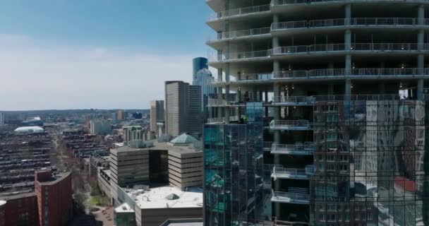Slide και pan πλάνα της κατασκευής νέων κτιρίων υψηλής ανόδου με γυαλιστερή γυάλινη πρόσοψη. Βοστώνη, ΗΠΑ — Αρχείο Βίντεο