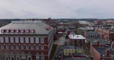 Harvard Üniversitesi kompleksi, Cambridge, Boston, ABD 'deki Malkin Atletizm Merkezi' nin tarihi tuğla binasının kaydırak ve pan çekimi.