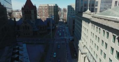 Uzun gökdelen Trinity Kilisesi 'ne gölge düşürüyor. Sacral Viraj 'a giden yoğun bir yol. Boston, ABD