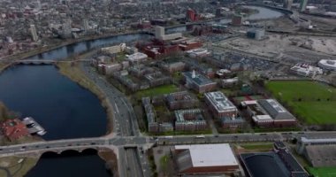 Charles Nehri 'nin kıyısındaki Harvard İşletme Fakültesinin yüksek açılı görüntüsü. Ortaya çıkan şehir manzarasını yukarı kaldır. Boston, ABD