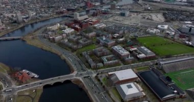 Nehir kıyısındaki klasik kırmızı tuğla binanın hava manzarası. Harvard İşletme Fakültesi ve yoğun yollar. Boston, ABD