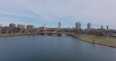 Charles nehri üzerindeki John W. Weeks Köprüsü 'ne doğru ilerliyorlar. Dunster House arka planda. Boston, ABD