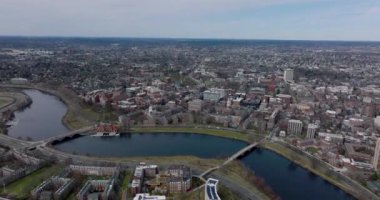 Charles River 'ın Harvard Üniversitesi kompleksi boyunca uçarken çekilmiş panoramik görüntüleri. Boston, ABD