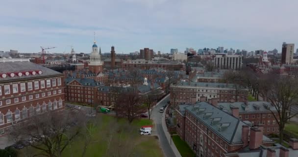 Нападающие летают над зданиями с фасадами из красного кирпича. Вид с воздуха на комплекс кампуса Гарвардского университета. Бостон, США — стоковое видео