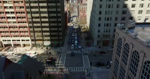 Przechyl ujęcie ruchu na skrzyżowaniu dróg w mieście. Pracowite ulice otoczone wysokimi budynkami. Boston, USA — Wideo stockowe