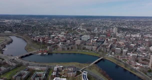 찰스 강 이 하버드대 학교 단지를 따라 도시를 굽이쳐 흐르는 공중 파노라마 영상. Boston, USA — 비디오