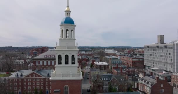 Передній політ над старими будівлями на сайті Гарвардського університету. Високий політ навколо білої вежі з дзвонами. Бостон (США) — стокове відео
