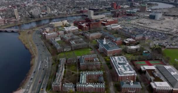 Aerial footage of Bloomberg Centre in Harvard Business School site. Typical red brick buildings arranged in complex. Boston, USA — Vídeos de Stock