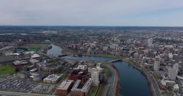 Vorwärts fliegen über den Karlsfluss. Harvard University und Business School am Wasser aus der Höhe. Boston, USA — Stockvideo