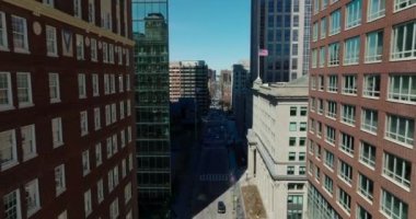 Şehir merkezindeki caddenin üzerinden geriye doğru uç. Tuğla cepheli çok katlı binalar. Boston, ABD