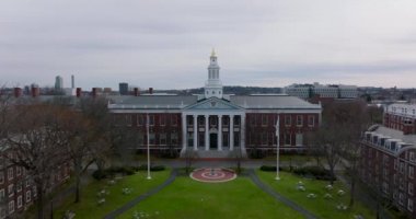 Bloomberg Merkezi 'nin sütunları ve dekoratif girişi olan tarihi kırmızı tuğla binasının Dolly çekimi. Harvard Üniversitesi kütüphanesi. Boston, ABD